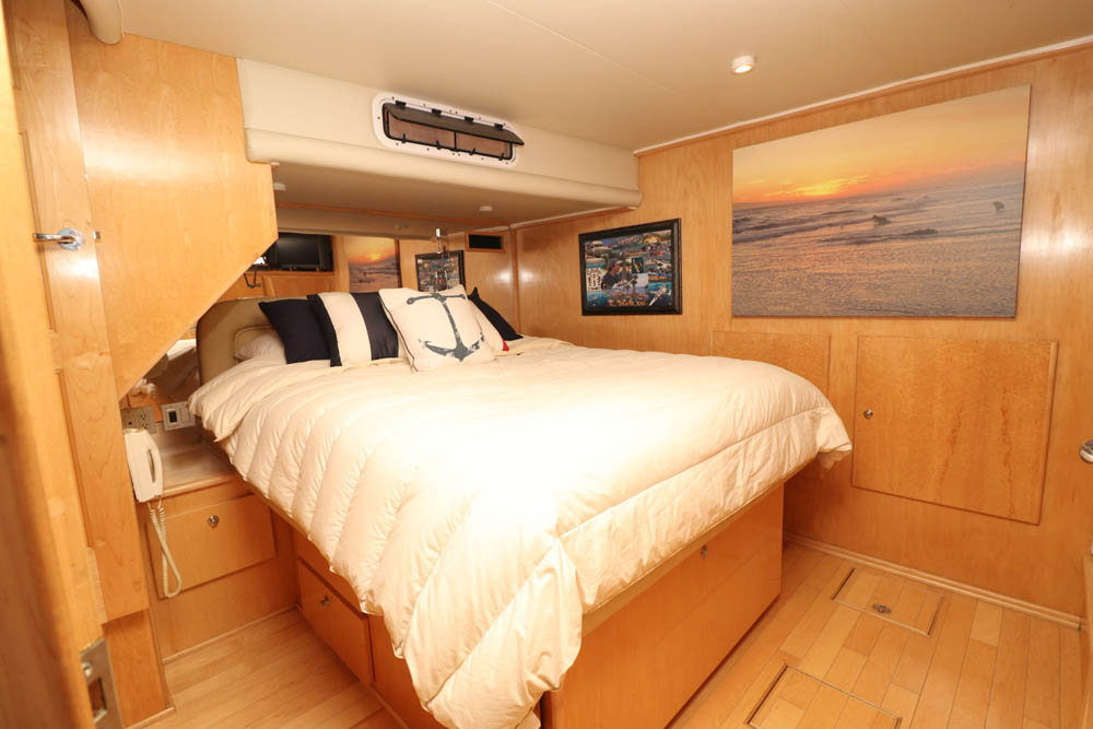 2001 50' Navigator stateroom