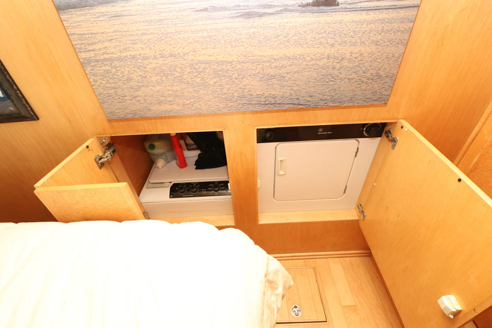 2001 50' Navigator stateroom