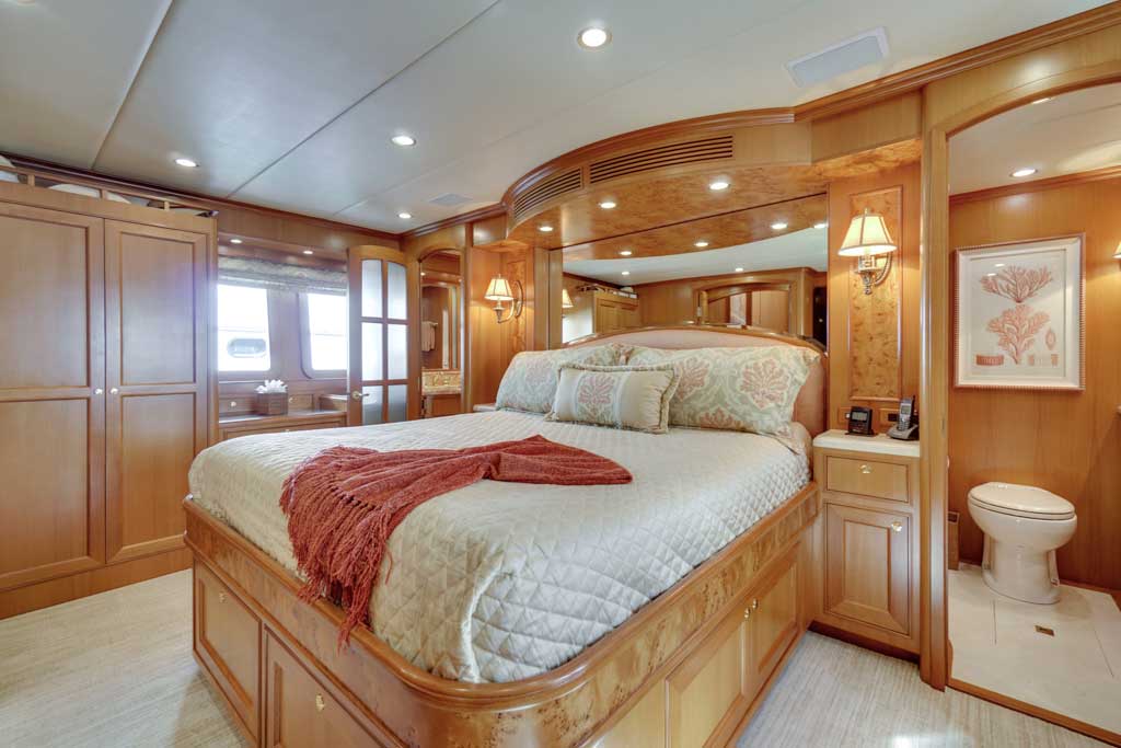 76 offshore motoryacht stateroom