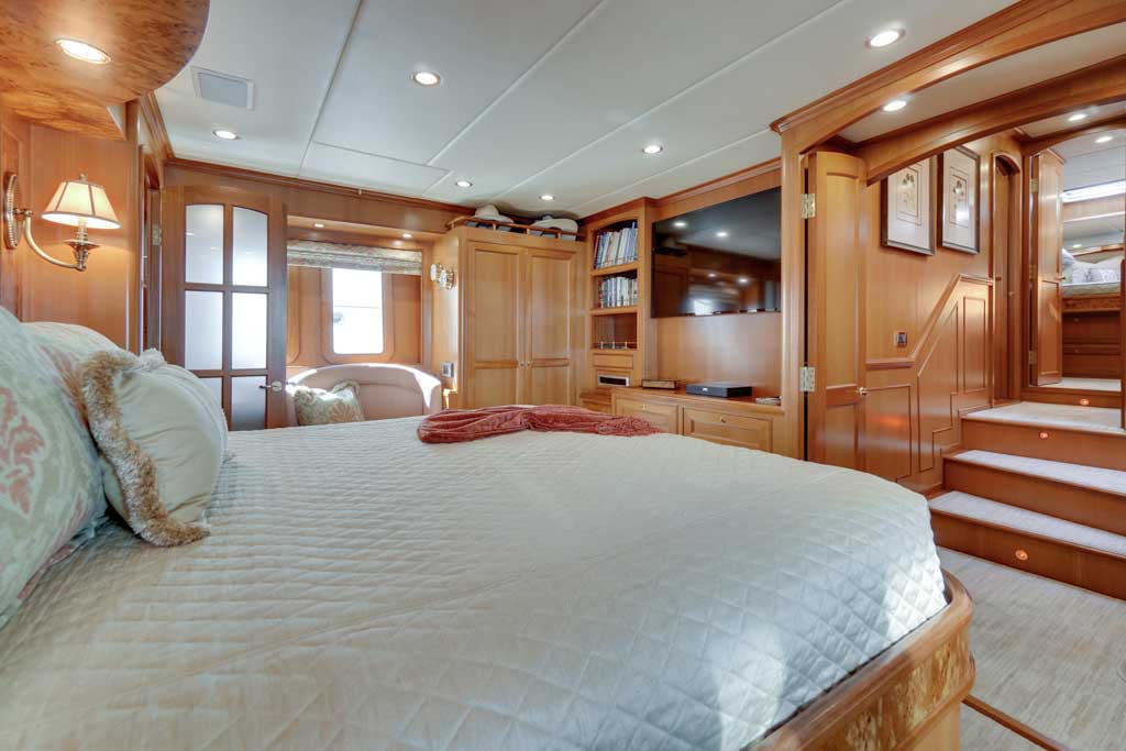 76 offshore motoryacht stateroom