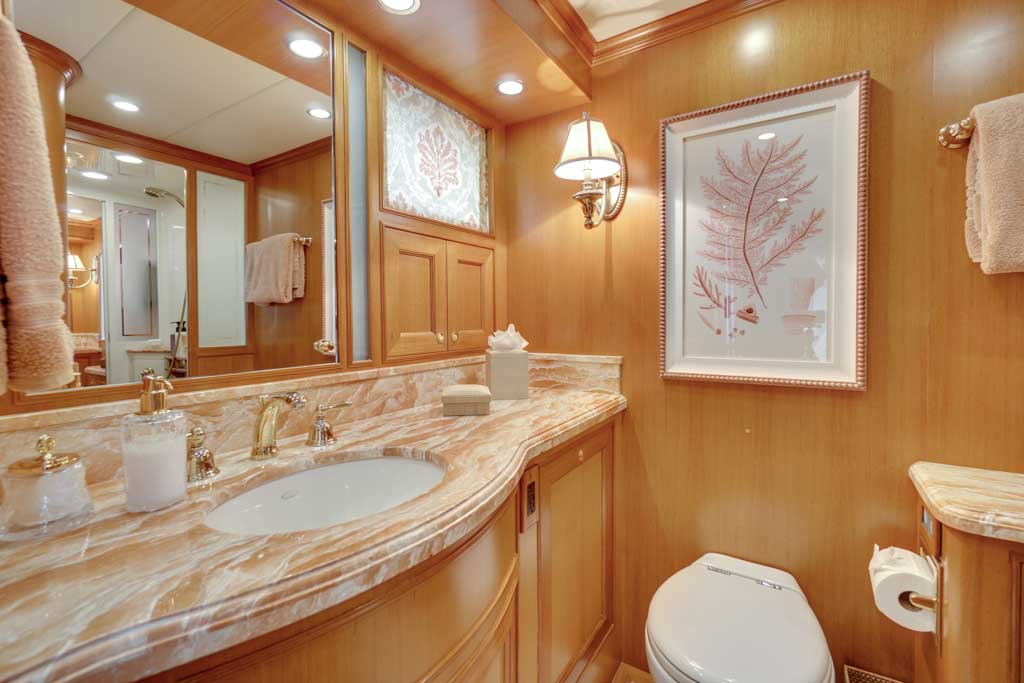 76 offshore motoryacht head