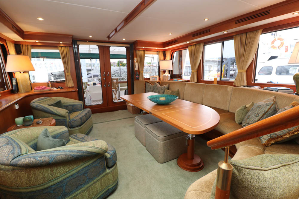 72 Grand Banks Aleutian salon