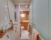 76 offshore motoryacht head
