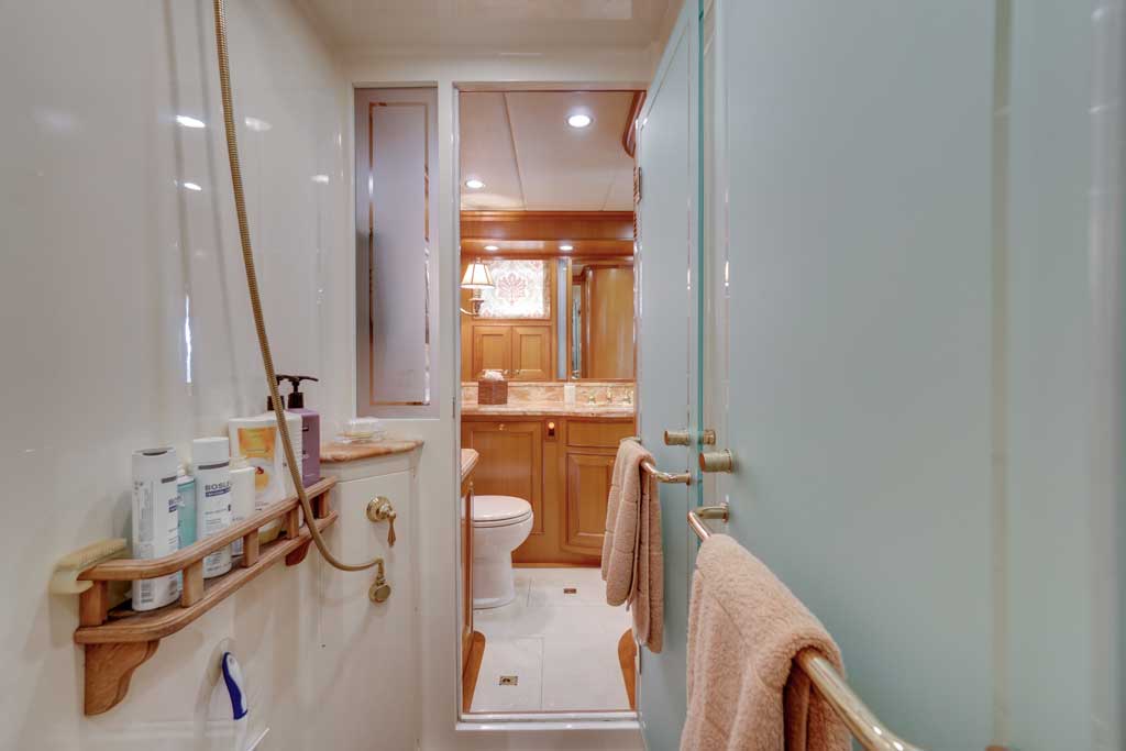 76 offshore motoryacht head