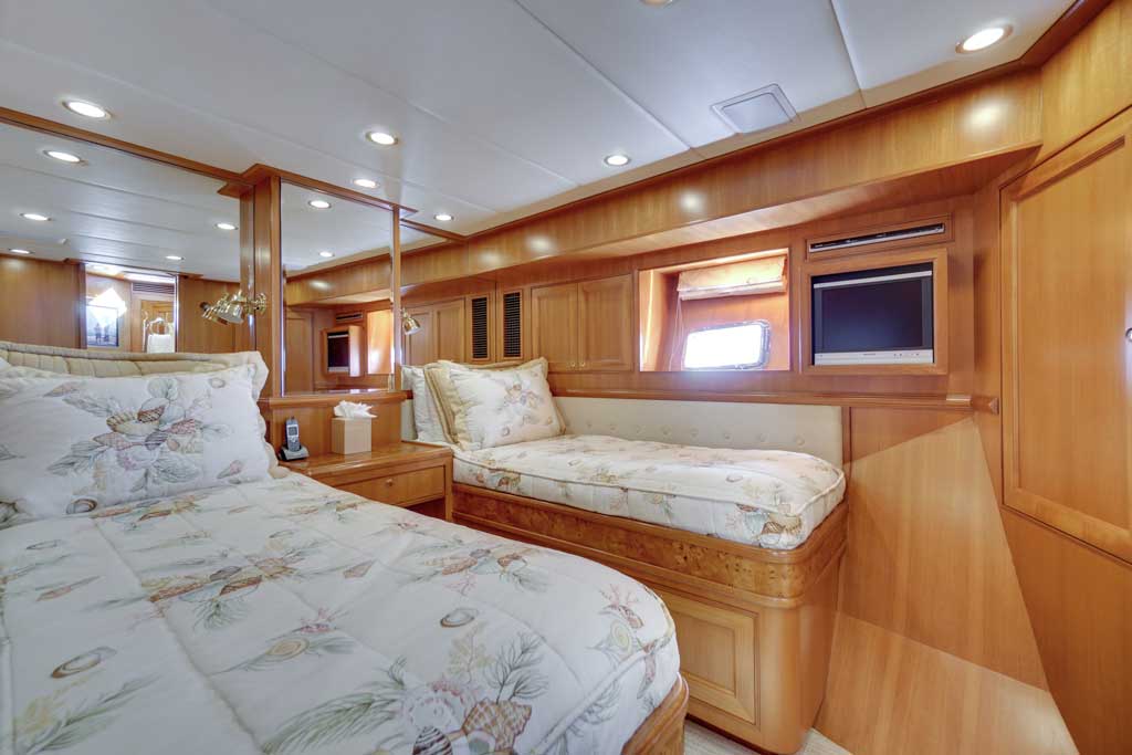 76 offshore motoryacht stateroom