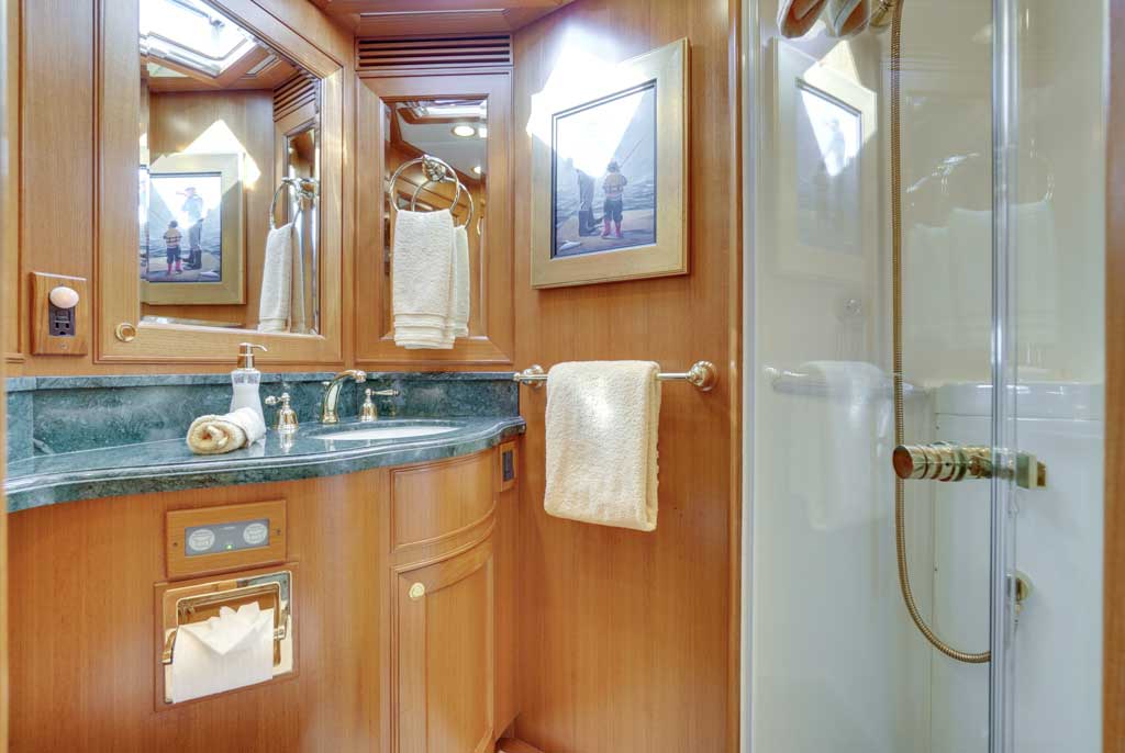 76 offshore motoryacht head