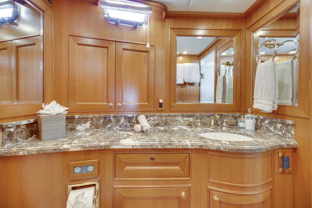 76 offshore motoryacht head