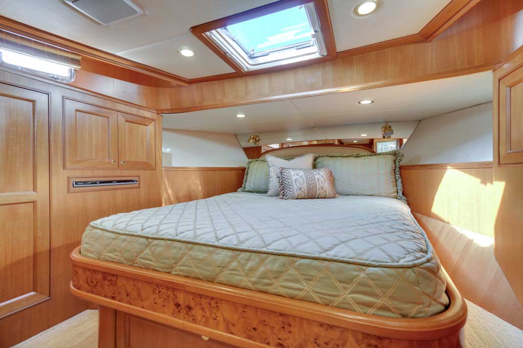 76 offshore motoryacht stateroom