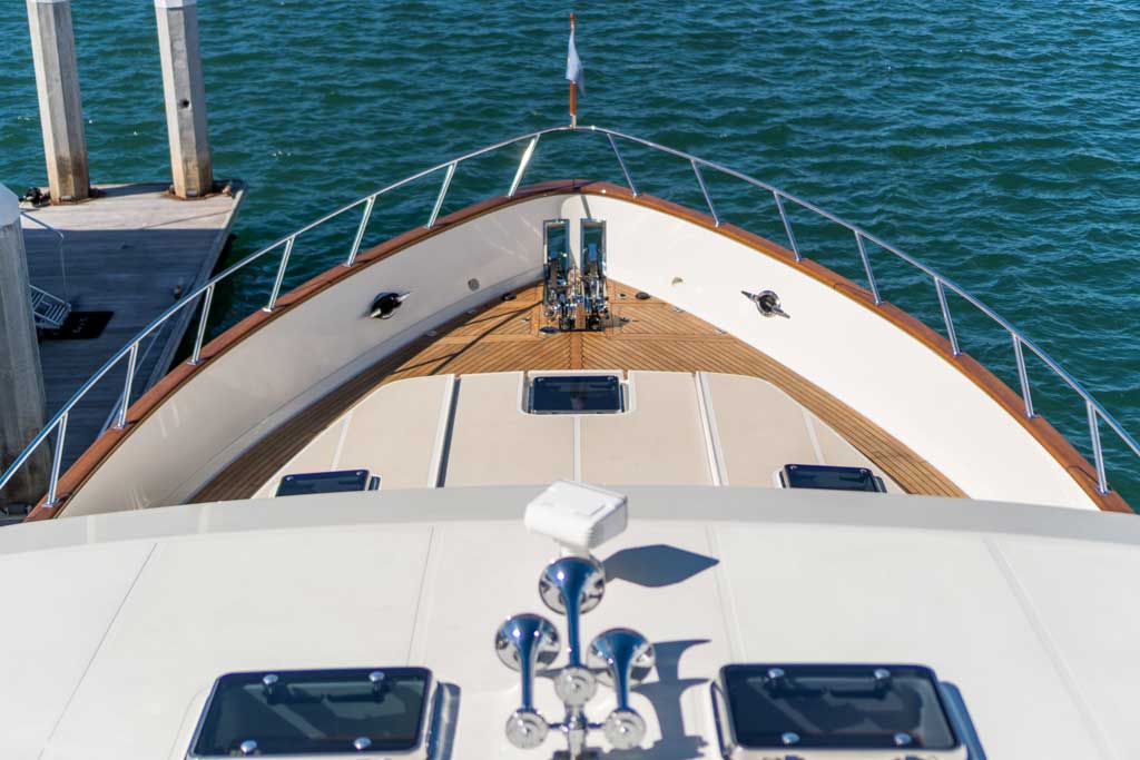 76 offshore motoryacht bow