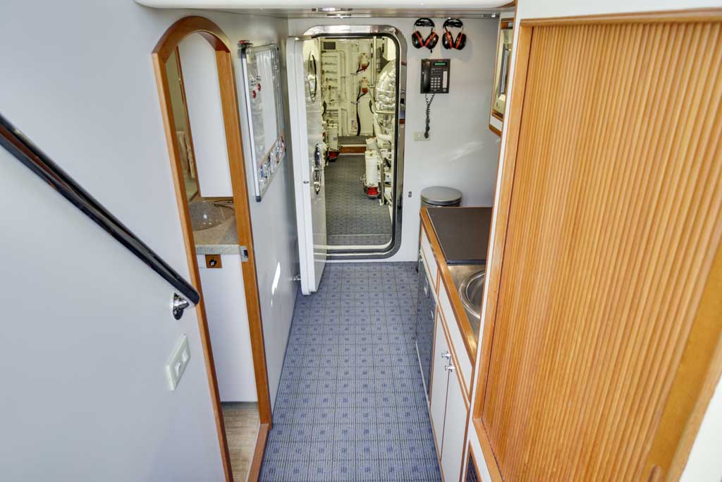 76 offshore motoryacht engine room