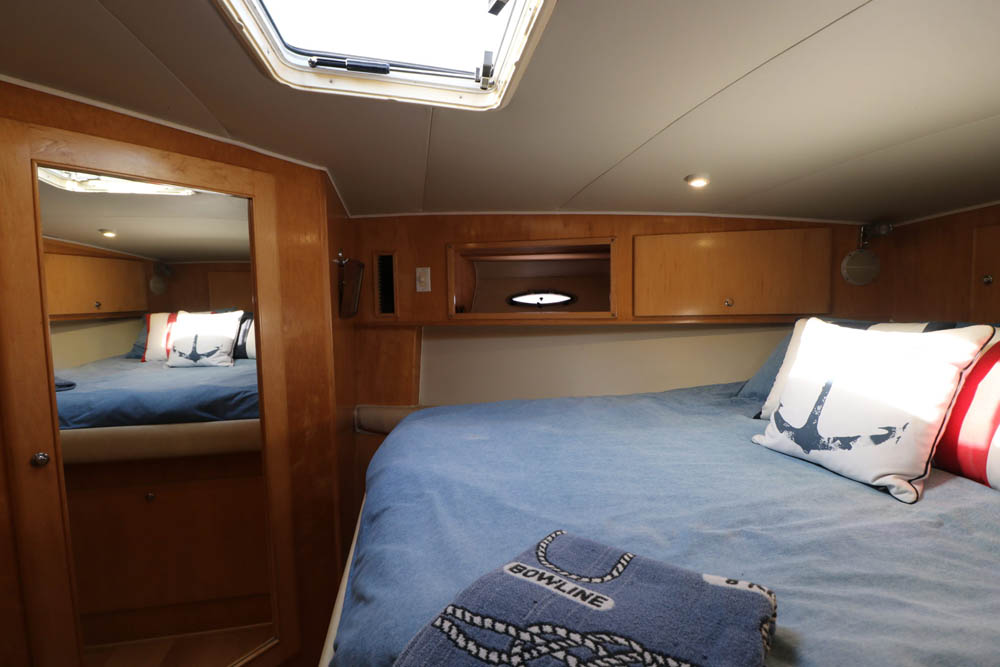 2001 50' Navigator stateroom