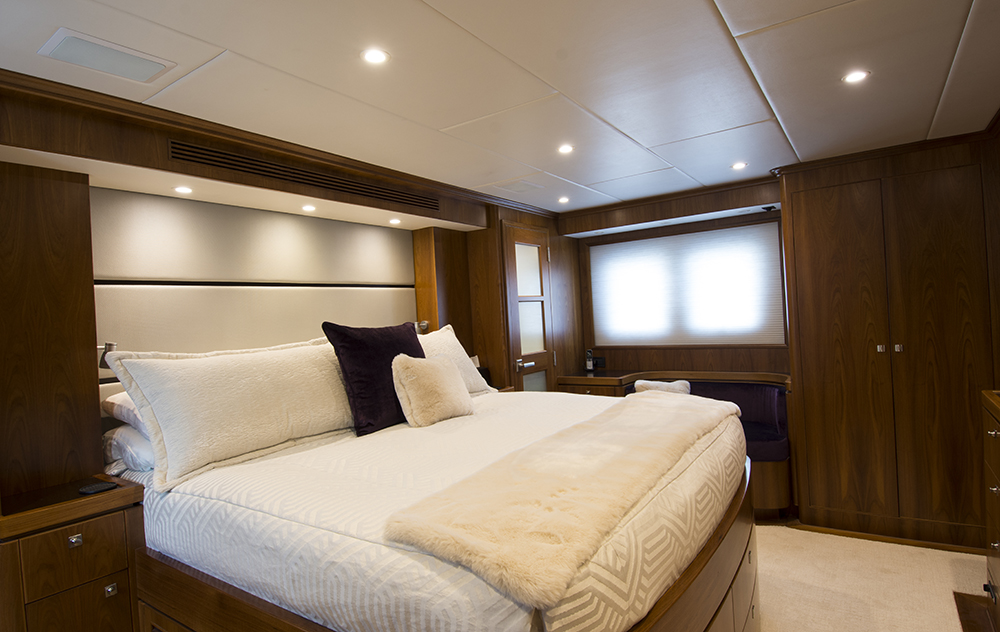 80 offshore pilothouse bedroom