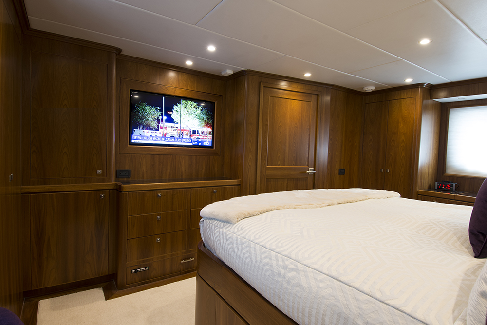 80 offshore pilothouse bedroom
