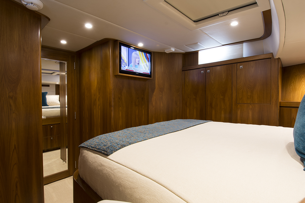 80 offshore pilothouse bedroom