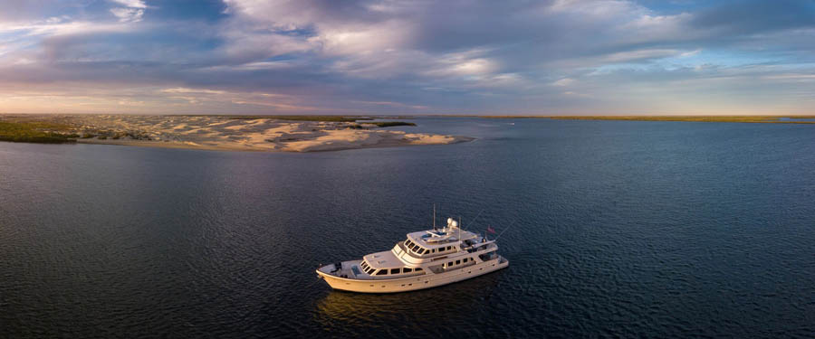 2006-80-foot-offshore-yacht-scene